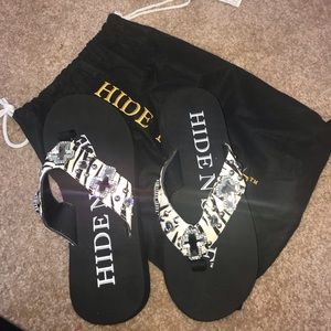 Hide n Soul black Flip Flops